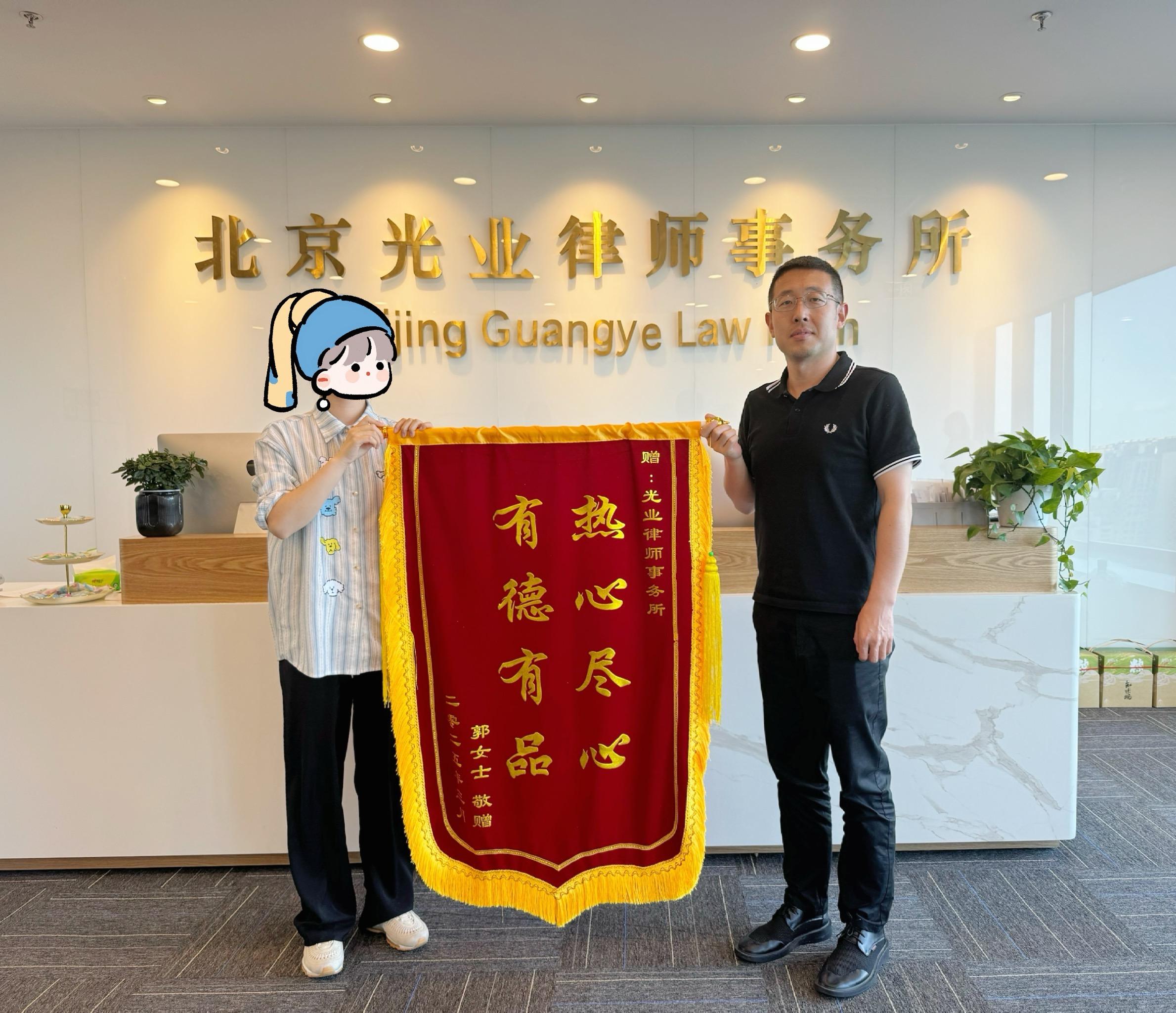 客户赠送锦旗陈峰（右）