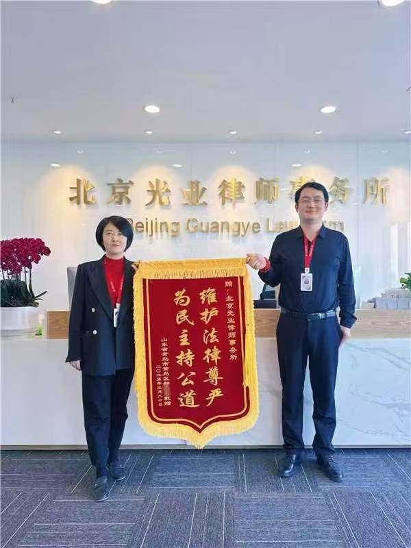客户赠送锦旗潘洪塔（右）