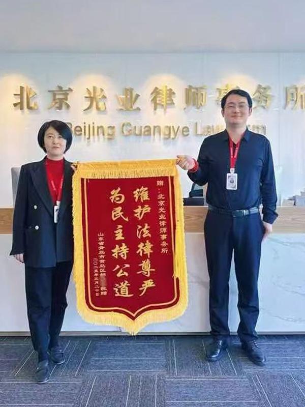 客户赠送锦旗潘洪塔（右）
